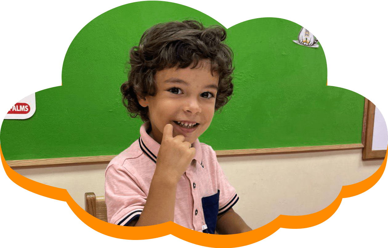 Милий кучерявий хлопчик