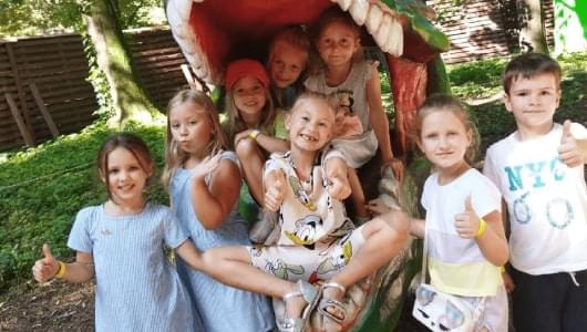 діти на прогулянці в парку