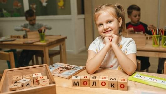 дівчинка вчиться читати