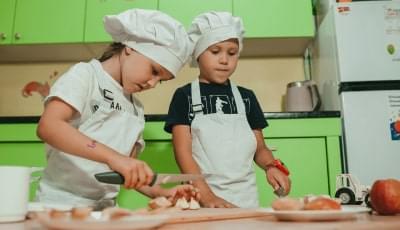діти ріжуть продукти ножем