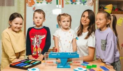 діти працюють з вагами