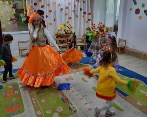 Танець на святі осені