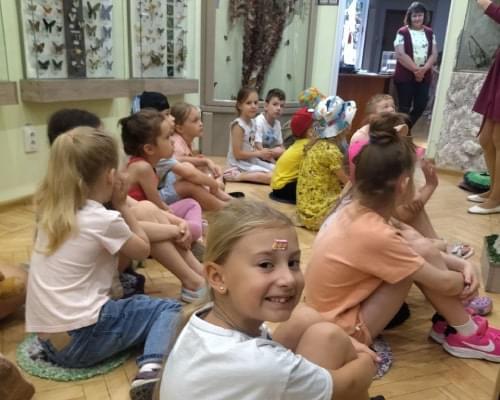 Діти в музеї метеликів