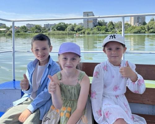 Діти на річці