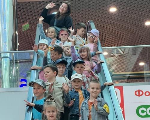 Діти в торговому центрі