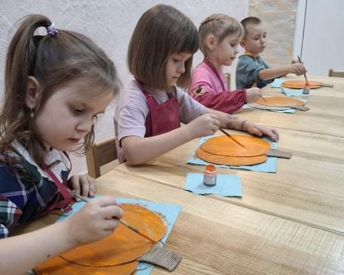 Діти малюють гарбуз
