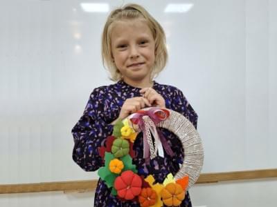 Дівчинка з вінком