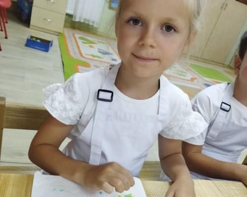 Дівчинка у фартушку