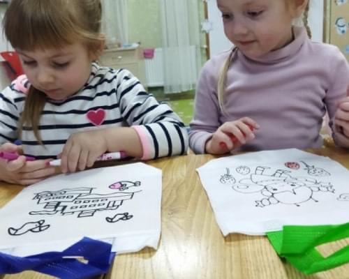 Діти малюють фломастерами