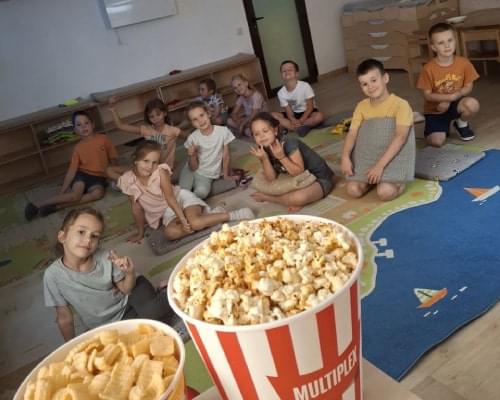 Діти з попкорном
