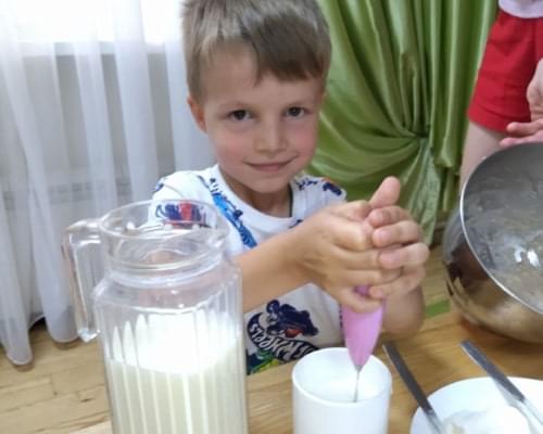 Хлопчик готує десерт